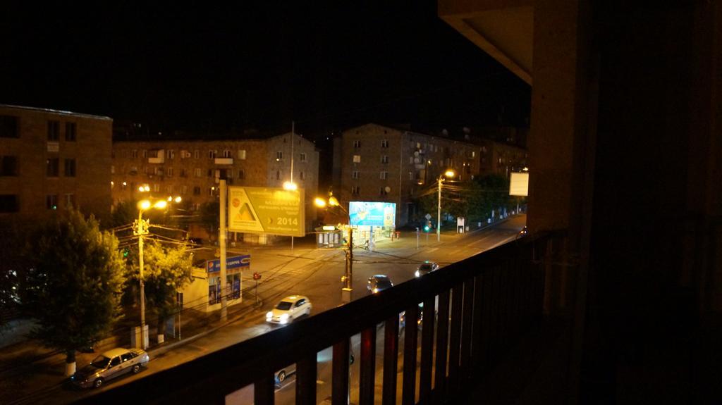 Metro Apartment Yerevan Bagian luar foto